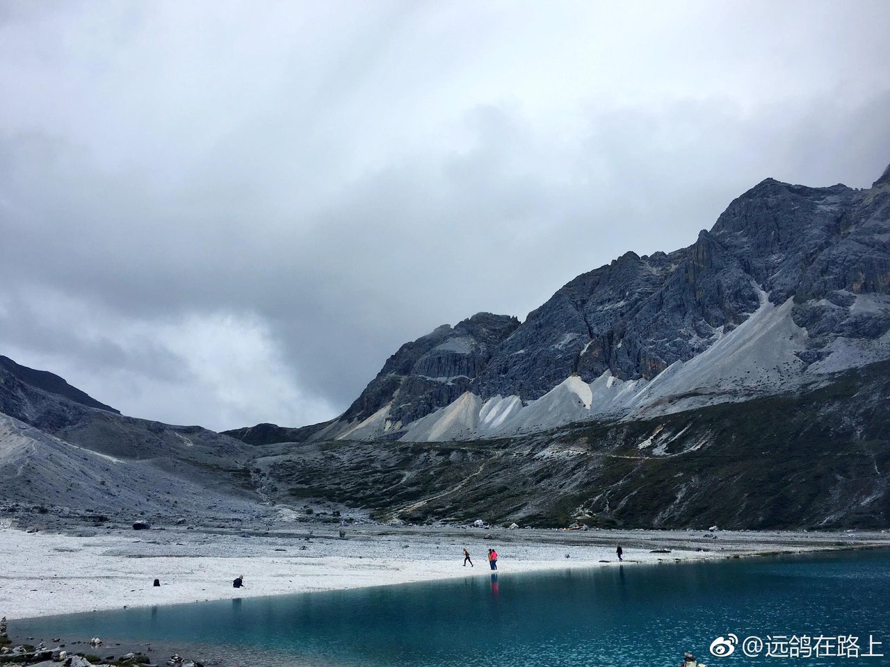 牛奶海 · 海拔约 4600 米的高山湖
