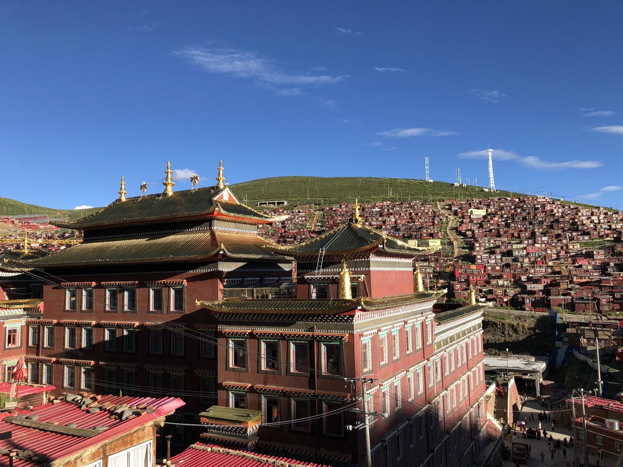 色达喇荣五明佛学院 · 依山而建的红