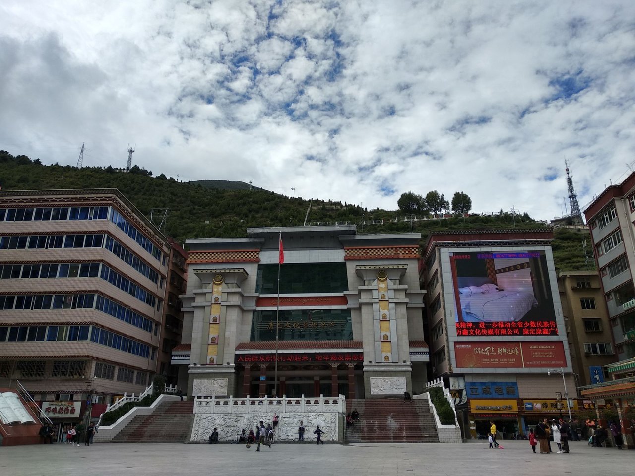 康定情歌广场 · 折多河穿城而过